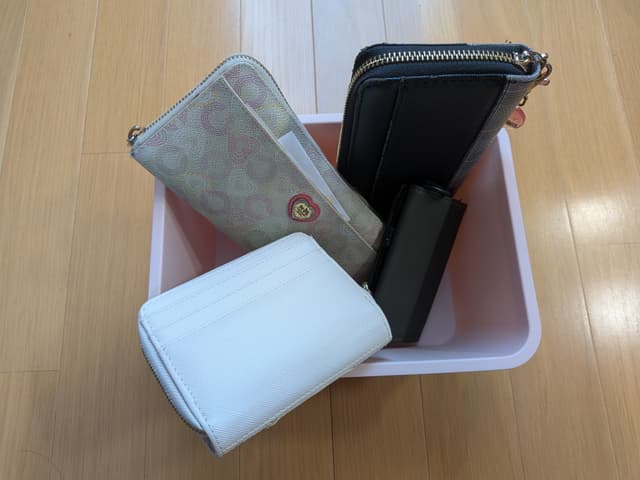 いくつかの財布が箱に入っている画像